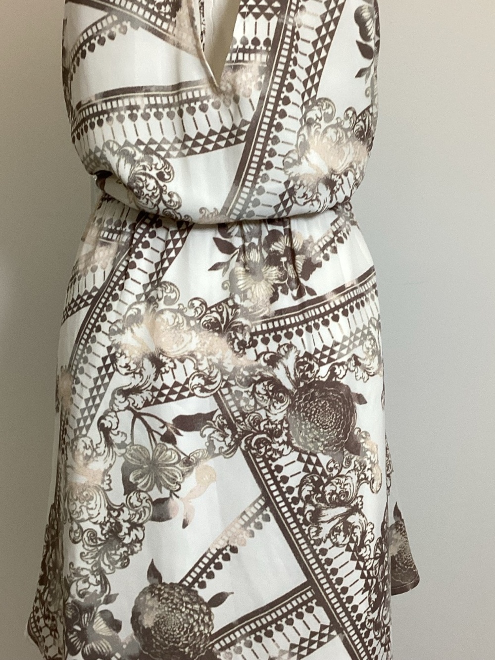 Leith Sleeveless Beige & Cream Colored Mini Double V Dress Large NWT - Picture 4 of 4